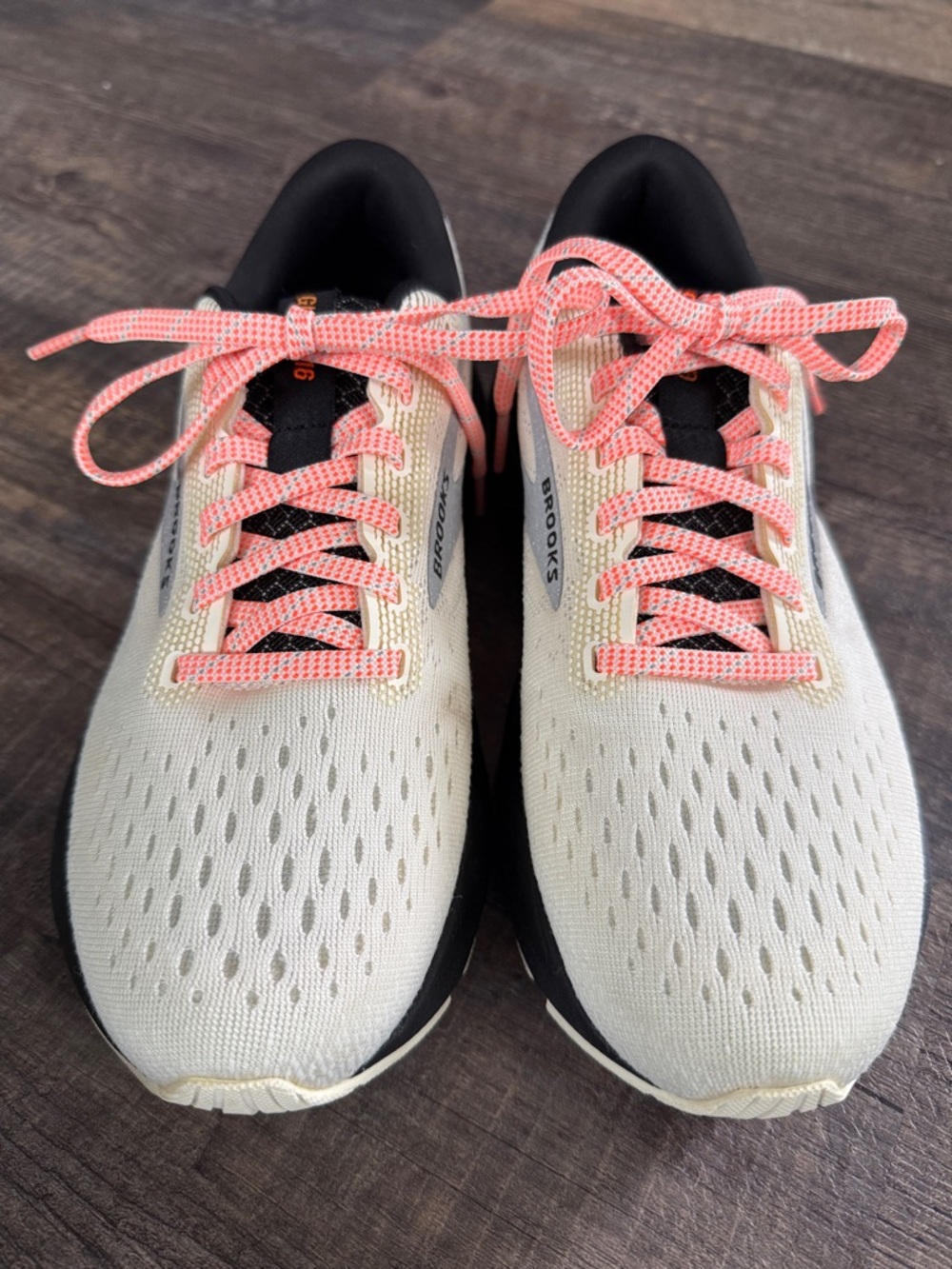 Brooks Ghost Women's Size 7 Athletic Shoes Cream with Orange laces